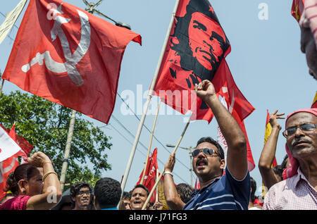 Kolkata, West Bengal, India. 22 Maggio, 2017. Contro la corruzione del partito di governo del Bengala Occidentale, CP(I)M, il partito comunista ha organizzato una manifestazione di protesta il 22 maggio del 2017 dalla stazione di Sealdah a Nabanna, la sede del primo ministro del Bengala Occidentale. Pubblico di partecipare al rally da ogni angolo dello stato per alzare la propria voce contro la corruzione, digital razione della scheda per tutti, la corretta gamma di prezzi per gli agricoltori, e le dimissioni di tutti i ministri corrotti e leader. Credito: ZUMA Press, Inc./Alamy Live News Foto Stock