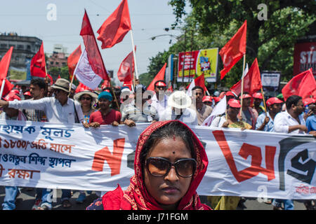 Kolkata, West Bengal, India. 22 Maggio, 2017. Contro la corruzione del partito di governo del Bengala Occidentale, CP(I)M, il partito comunista ha organizzato una manifestazione di protesta il 22 maggio del 2017 dalla stazione di Sealdah a Nabanna, la sede del primo ministro del Bengala Occidentale. Pubblico di partecipare al rally da ogni angolo dello stato per alzare la propria voce contro la corruzione, digital razione della scheda per tutti, la corretta gamma di prezzi per gli agricoltori, e le dimissioni di tutti i ministri corrotti e leader. Credito: ZUMA Press, Inc./Alamy Live News Foto Stock