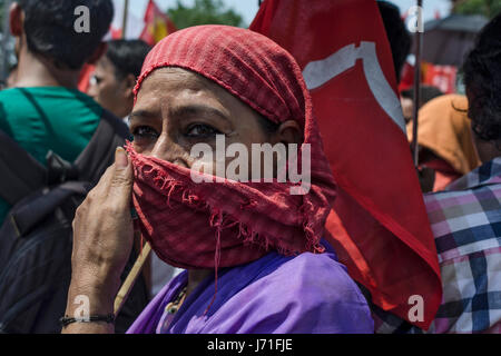 Kolkata, West Bengal, India. 22 Maggio, 2017. Contro la corruzione del partito di governo del Bengala Occidentale, CP(I)M, il partito comunista ha organizzato una manifestazione di protesta il 22 maggio del 2017 dalla stazione di Sealdah a Nabanna, la sede del primo ministro del Bengala Occidentale. Pubblico di partecipare al rally da ogni angolo dello stato per alzare la propria voce contro la corruzione, digital razione della scheda per tutti, la corretta gamma di prezzi per gli agricoltori, e le dimissioni di tutti i ministri corrotti e leader. Credito: ZUMA Press, Inc./Alamy Live News Foto Stock