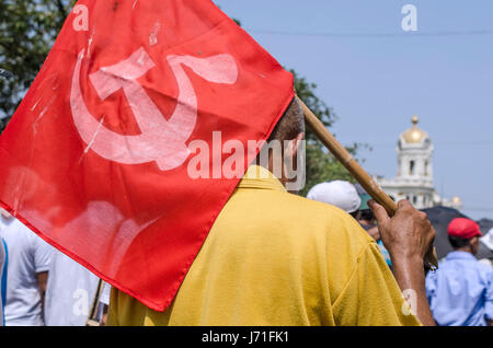 Kolkata, West Bengal, India. 22 Maggio, 2017. Contro la corruzione del partito di governo del Bengala Occidentale, CP(I)M, il partito comunista ha organizzato una manifestazione di protesta il 22 maggio del 2017 dalla stazione di Sealdah a Nabanna, la sede del primo ministro del Bengala Occidentale. Credito: ZUMA Press, Inc./Alamy Live News Foto Stock