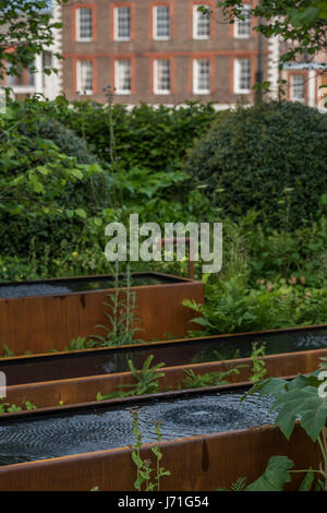 Londra, Regno Unito. 22 Maggio, 2017. Il Zoe Ball, ascoltando il giardino - il Chelsea Flower Show organizzato dalla Royal Horticultural Society con M&G come suo principale sponsor per l'ultimo anno. Credito: Guy Bell/Alamy Live News Foto Stock