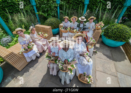 Londra, Regno Unito. 22 Maggio, 2017. 500 anni di Covent Garden, il Sir Simon Milton giardino con fiori e venditori di Eliza Doolittle - il Chelsea Flower Show organizzato dalla Royal Horticultural Society con M&G come suo principale sponsor per l'ultimo anno. Credito: Guy Bell/Alamy Live News Foto Stock