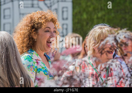 Londra, Regno Unito. 22 Maggio, 2017. Alex Kingston - il Chelsea Flower Show organizzato dalla Royal Horticultural Society con M&G come suo principale sponsor per l'ultimo anno. Credito: Guy Bell/Alamy Live News Foto Stock