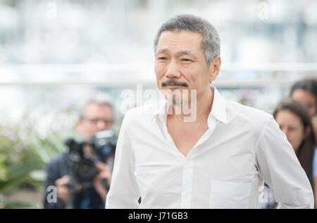 Cannes, Francia. 22 Maggio, 2017. Direttore di Hong SangSoo assiste un photocall del film "Il giorno dopo l' durante il settantesimo Cannes Film Festival presso il Palais des Festivals a Cannes, Francia, il 22 maggio 2017. Il film "Il giorno dopo" diretto da Hong SangSoo potrà competere per la Palme d'Or in occasione del settantesimo Cannes Film Festival. Credito: Xu Jinquan/Xinhua/Alamy Live News Foto Stock