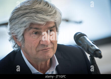 Roma, Italia. 22 Maggio, 2017. Premere il tasto conferenza, nel quadro della mostra 'Matrice' di Giuseppe Penone, per la presentazione delle ' Foglie di Pietra", il lavoro dell'artista che sarà installato in largo Goldoni davanti Maison Fendi. Nella foto: Giuseppe Penone Credito: Andrea Ronchini/Alamy Live News Foto Stock