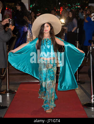 Los Angeles, California, USA. 21 maggio, 2017. Il modello amelia su-lin passeggiate la pista indossando designer carolina mansfield alla coscienza di moda della rivista celebrazione blu 2017 al w hotel in Hollywood, la California il 21 maggio 2017. Credito: sheri determan/alamy live news Foto Stock