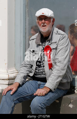 Scarborough Spa, Regno Unito. 22 Maggio, 2017. Assessore Tony Randerson Partito Laburista Eastfield. Jeremy Corbyn campagne a sud di Scarborough Bay, North Yorkshire, Inghilterra, 22/05/2017 Credit: Allstar Picture Library/Alamy Live News Foto Stock