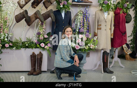 Il Royal Hospital Chelsea, Londra, Regno Unito. 22 Maggio, 2017. Il pinnacolo annuale del calendario orticola, RHS Chelsea Flower Show, giorno di anteprima con celebrità visita. Foto: Victoria Pendleton CBE (Olympic via ciclista e ora British jockey) sul cavalletto Welligogs. Credito: Malcolm Park editoriale/Alamy Live News. Foto Stock