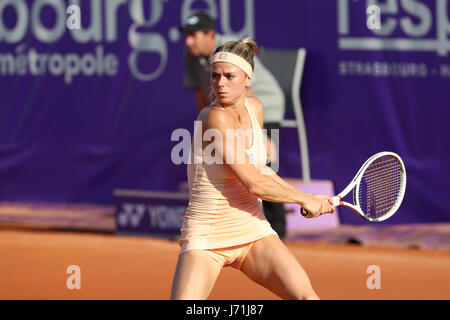 Strasburgo, Francia. 22 Maggio, 2017. Italiano di tennis player Camila Giorgi è in azione durante la sua partita nel primo round del WTA Internationaux di Strasburgo vs la Russia contro la Federazione Tennis player Elena Vesnina il 22 maggio 2017 a Strasburgo, in Francia. Credito: Yan Lerval/Alamy Live News Foto Stock