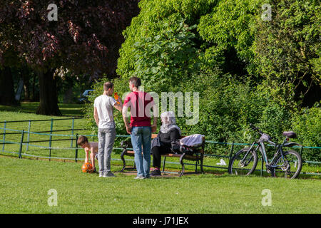 Northampton, Regno Unito. 22 Maggio, 2017. Meteo. In un luminoso inizio serata con persone a godersi il bel tempo. Credito: Keith J Smith./Alamy Live News Foto Stock