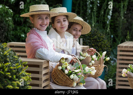 Londra, Regno Unito. 22 Maggio, 2017. Gli studenti provenienti da Sylvia Young Theatre School dress noi come Eliza Doolittle a 500 anni di Covent Garden: Il Sir Simon Milton Foundation giardino in partenariato con Capco. Premere il tasto giorno al 2017 RHS Chelsea Flower Show che si apre al pubblico domani. Credito: Immagini vibranti/Alamy Live News Foto Stock