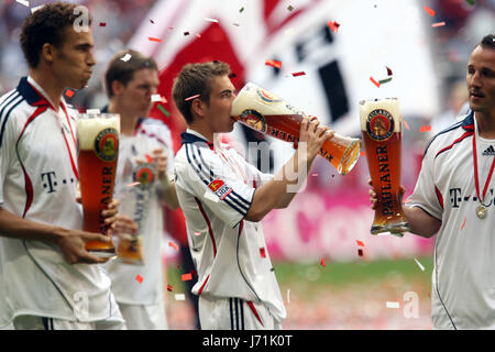 FILE - un file immagine datata 13 maggio 2006 Mostra Philipp Lahm (c) e il Bayern Monaco di Baviera team festeggia con la birra di frumento dopo aver vinto il campionato scudo nella partita FC Bayern Munich vs Borussia Dortmund (3:3) nello stadio Allianz Arena di Monaco di Baviera, Germania. Foto: Peter Kneffel/dpa Foto Stock