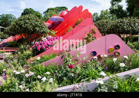 Londra, Regno Unito. 22 Maggio, 2017. La strada di seta giardino, Chengdu Cina è architetto Laurie Chetwood e giardino designer Patrick Collins' quarta mostra giardino a Chelsea. Premere il tasto giorno al 2017 RHS Chelsea Flower Show che si apre al pubblico domani. Credito: Immagini vibranti/Alamy Live News Foto Stock