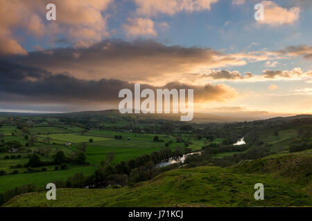 Whistle roccioso, Middleton in Teesdale, nella contea di Durham. Lunedì 22 maggio 2017. Regno Unito Meteo. Luce dorata illumina il Fiume Tees in Teesdale superiore come il sole inizia a tramontare sul North Pennines nel nord-est dell'Inghilterra. © David Forster/Alamy Live News. Foto Stock