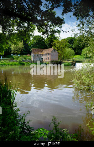 Sturminster Newton Mill, Dorset, Regno Unito. 22 Maggio, 2017. Tempo soleggiato. Campagna idilliaca a Sturminster Newton Dorset, Regno Unito mentre il mulino medievale a fianco del fiume Stour apre ai visitatori Credito: David Hansford Fotografia/Alamy Live News Foto Stock