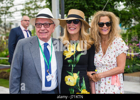 Chelsea Londra UK RHS Chelsea Flower Show Rupert Murdoch, Australian-nato americano media mogul e sua moglie Jerry Murdoch insieme con Suzanne Wyman ife di ex Rolling Stone Bill Wyman rappresentano per i fotografi a Chelsea Flower seminare 2017 Credit: David Betteridge/Alamy Live News Foto Stock