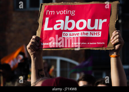 Jeremy Corbyn e John Prescott campagna in Zebedeo's Yard nei giorni che portano fino alla 'snap' elezione generale, Kingston Upon Hull, 22 maggio 2017 Foto Stock