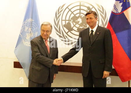 La città di New York, Stati Uniti d'America. 22 Maggio, 2017. La Slovenia è Presidente Borut Pahor incontra il Segretario Generale Antonio Guterres il 22 maggio in occasione del XXV anniversario della Slovenia è l'adesione all'ONU Credito: Matthew Russell Lee/Alamy Live News Foto Stock