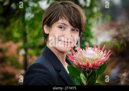 Chelsea Londra, Regno Unito. 22 Maggio, 2017. RHS Chelsea Flower Show. Attrice inglese Gemma Arterton pone per i fotografi al 2017 Chelsea flower show Credito: David Betteridge/Alamy Live News Foto Stock