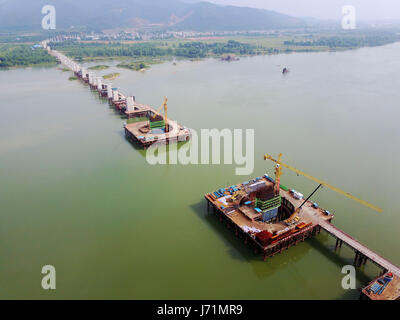 Ji'an. 22 Maggio, 2017. Foto scattata il 22 Maggio 2017 mostra il cantiere per la costruzione della Ganjiang fiume ponte ferroviario, un grande progetto della ferrovia che collegava il carbone-ricca western Mongolia Interna Regione Autonoma con Ji'an City in Cina orientale della provincia di Jiangxi, in Ji'an. La linea effettuerà il carbone più di 1.800 km da Haolebaoji nel nord della Cina di Mongolia interna alla Ji'an. Credito: Xing Guangli/Xinhua/Alamy Live News Foto Stock