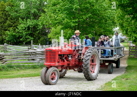 London, Ontario, Canada. 22 Maggio, 2017. Victoria Day, un federale pubblica canadese vacanza con le celebrazioni in onore della regina Victoria il compleanno, anche chiamato Festa della Regina d'Inghilterra. McCormick Deering trattore Farmall, modello H, Made in USA dalla International Harvester Company, usato per tirare un carro con i visitatori a Fawshawe villaggio di pionieri, London, Ontario, Canada. Credito: Rubens Alarcon/Alamy Live News Foto Stock