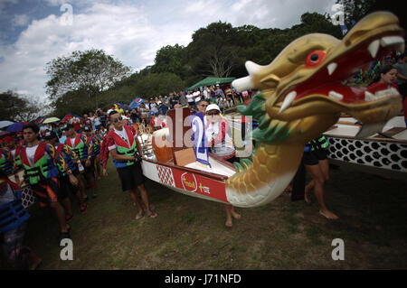 Panama City, Panama. 21 Maggio, 2017. Gli atleti prendono parte alla terza Dragon Boat Festival nella città di Panama, capitale di Panama, 21 maggio 2017. Un totale di 18 squadre hanno partecipato al festival di Domenica. Credito: Mauricio Valenzuela/Xinhua/Alamy Live News Foto Stock