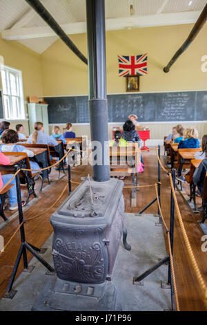 London, Ontario, Canada. 22 Maggio, 2017. Victoria Day, un federale pubblica canadese vacanza con le celebrazioni in onore della regina Victoria il compleanno, anche chiamato Festa della Regina d'Inghilterra. Rievocazione storica di un vittoriano tipico giorno di scuola in un originale 1871 aula scolastica a Fawshawe villaggio di pionieri, London, Ontario, Canada. Credito: Rubens Alarcon/Alamy Live News Foto Stock