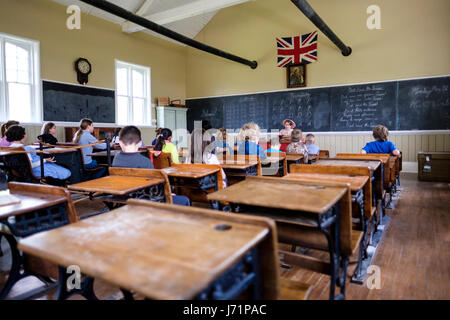 London, Ontario, Canada. 22 Maggio, 2017. Victoria Day, un federale pubblica canadese vacanza con le celebrazioni in onore della regina Victoria il compleanno, anche chiamato Festa della Regina d'Inghilterra. Rievocazione storica di un vittoriano tipico giorno di scuola in un originale 1871 aula scolastica a Fawshawe villaggio di pionieri, London, Ontario, Canada. Credito: Rubens Alarcon/Alamy Live News Foto Stock