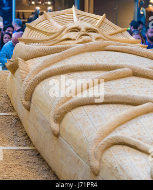 Sydney, Australia - 23 Maggio 2017: Tom Cruise, Russell Crowe, Sofia Boutella, Annabelle Wallis e Alex Kurtzman promuovere l'imminente film "La mummia" presentando un sarcofago scolpita su di sabbia. Questo evento presso il World Square Shopping Centre di Sydney è stata anche un occasione per i fan di incontrare il cast del film. Credito: mjmediabox / Alamy Live News Foto Stock