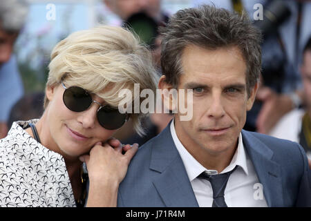 Cannes, Frankreich. 21 Maggio, 2017. Emma Thompson e Ben Stiller al 'l'Meyerowitz storie 'photocall durante il settantesimo Cannes Film Festival presso il Palais des Festivals in maggio 21, 2017 | Verwendung weltweit Credito: dpa/Alamy Live News Foto Stock