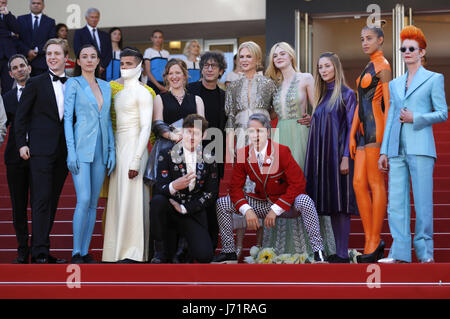 Cannes, Frankreich. 21 Maggio, 2017. Alex Sharp, A.J. Lewis, Neil Gaiman, Nicoel Kidman, John Cameron Mitchell, Elle Fanning, Sandy Powell e cast al 'Come parlare con le ragazze a parti " premiere durante il settantesimo Cannes Film Festival presso il Palais des Festivals il 21 maggio 2017 a Cannes, Francia | Verwendung weltweit Credito: dpa/Alamy Live News Foto Stock
