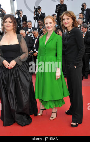 Agnes Jaoui, Jessica Chastain e Maren Ade frequentando il "Meyerowitz storie 'premiere durante il settantesimo Cannes Film Festival presso il Palais des Festivals a Cannes il 21 maggio 2017. | Verwendung weltweit Foto Stock