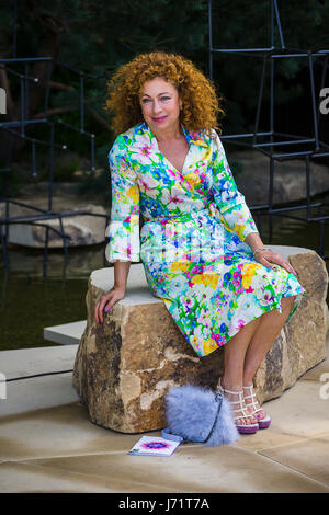 Chelsea Londra UK RHS Chelsea Flower Show. 22 maggio 2017. Alex Kingston British attrice più conosciuti a livello internazionale per il suo ruolo come la dottoressa Elizabeth Corday su American hit show TV ER a Chelsea Flower Show Credito: David Betteridge/Alamy Live News Foto Stock