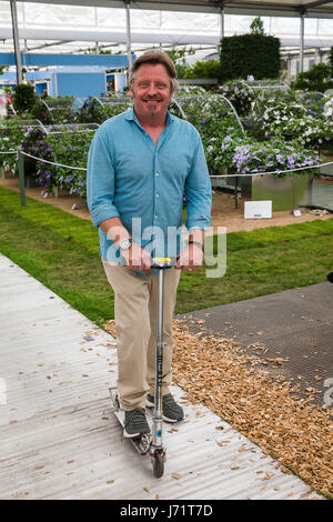 Chelsea Londra UK RHS Chelsea Flower Show. 22 Maggio 2017.Charley Boorman iTV presenter, scrittore di viaggi e attore.Getting intorno al Chelsea Flower Show su uno scooter come egli si sta ancora riprendendo da un incidente Morotbike nel febbraio 2016 Credit: David Betteridge/Alamy Live News Foto Stock