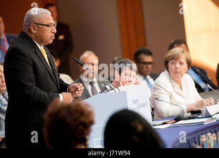 Berlino, Germania. 23 Maggio, 2017. Berlino, Germania, 23 maggio 2017. Josaia Voreqe Bainimarama, Primo ministro delle Figi, parla all'ottavo clima di Petersberg del Dialogo del ministero dell'ambiente, a Berlino (Germania), 23 maggio 2017. Foto: Kay Nietfeld/dpa/Alamy Live News/dpa/Alamy Live News Foto Stock