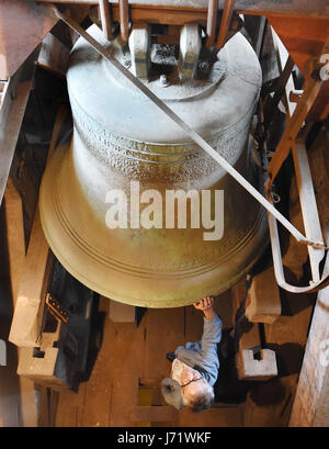 Wolfgang Fischer, sexton del St. Thomas Church, sorge accanto alla gloriosa campana da 1477, il più grande dei quattro campane nel campanile a Leipzig, Germania, 16 maggio 2017. La storica campane della famosa chiesa, in cui la tomba di Johann Sebastian Bach è situato, necessita di ristrutturazione, principalmente a causa del secolo-vecchia tecnologia. La chiesa parrocchiale è attualmente in preparazione una campagna di donazione, il restauro è stimato a 300.000 Euro. Foto: Waltraud Grubitzsch/dpa-Zentralbild Foto Stock