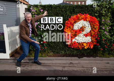 Chelsea Flower Show a Londra, Inghilterra, 22 maggio 2017. Jeremy Vine, orgogliosamente promuove la BBC Radio 2 giardini nel suo inimitabile di moda. Credit:Jenny Lilly/Alamy Live News Foto Stock