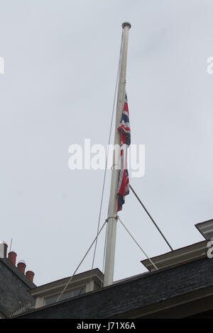 Londra, Regno Unito. 23 Maggio, 2017. Union Jack flag a metà il montante a Downing Street dopo gli attentati a Manchester Arena che è costato la vita di 22 vittime durante un concerto Credito: amer ghazzal/Alamy Live News Foto Stock