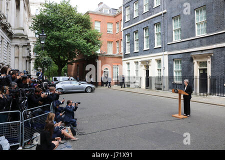 Londra, Regno Unito. 23 Maggio, 2017. Il primo ministro Theresa Maggio fornisce una dichiarazione al di fuori n. 10 di Downing Street a seguito degli attentati terroristici a Manchester Arena che è costato la vita di 22 vittime durante un concerto Credito: amer ghazzal/Alamy Live News Foto Stock