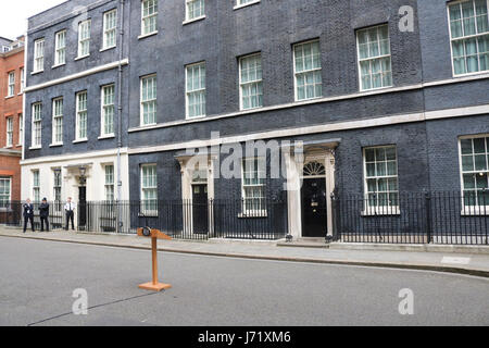 Londra, Regno Unito. 23 Maggio, 2017. Un leggio è posto come Primo Ministro Theresa Maggio si prepara a fornire una dichiarazione al di fuori n. 10 di Downing Street a seguito degli attentati terroristici a Manchester Arena che è costato la vita di 22 vittime durante un concerto Credito: amer ghazzal/Alamy Live News Foto Stock