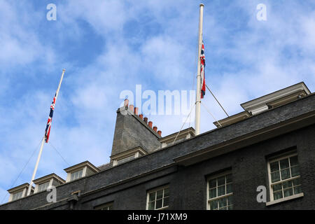 Londra, Regno Unito. 23 Maggio, 2017. Union Jack Flag a metà il montante a 10 Downing Street dopo gli attentati a Manchester Arena che è costato la vita di 22 vittime durante un concerto Credito: amer ghazzal/Alamy Live News Foto Stock