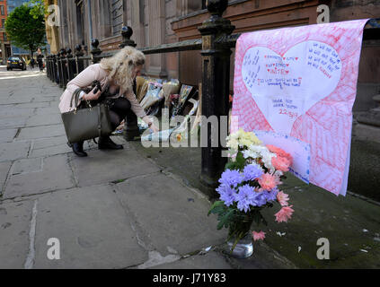 Manchester, Regno Unito. 23 Maggio, 2017. Omaggi floreali di cui al di fuori di St Anne's Chiesa nel centro della città di Manchester. La mattina dopo un sospetto attacco terroristico ha ucciso 22 persone tra bambini e feriti 59 altri in un concerto con la pop star Ariana Grande. Foto di Paolo Heyes, lunedì 22 maggio, 2017. Credito: Paolo Heyes/Alamy Live News Credito: Paolo Heyes/Alamy Live News Foto Stock