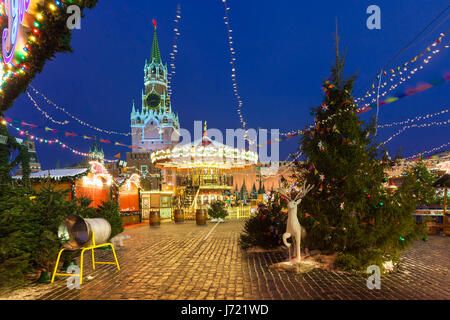 Mosca, Russia - 12 dicembre 2016: vista del Cremlino Spasskaya Tower con il mercatino di Natale in primo piano il 12 dicembre 2016 a Mosca, Russia Foto Stock