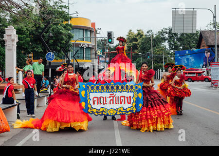 Chiang Mai, Thailandia - Agosto 24, 2016: i ragazzi e le ragazze in costumi del festival parade in prossimità dei tre re monumento su agosto 24, 2016 Foto Stock