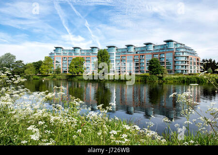 Riverside Crescent Appartamenti di lusso si riflette nel fiume Trent in Nottingham, Inghilterra, Regno Unito Foto Stock