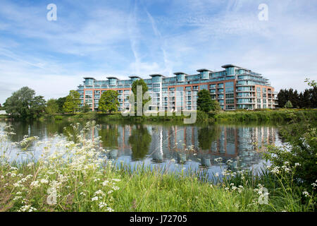 Riverside Crescent Appartamenti di lusso si riflette nel fiume Trent in Nottingham, Inghilterra, Regno Unito Foto Stock