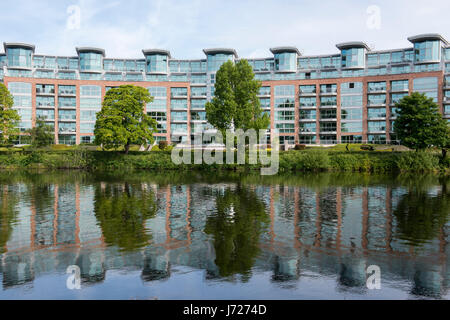 Riverside Crescent Appartamenti di lusso si riflette nel fiume Trent in Nottingham, Inghilterra, Regno Unito Foto Stock