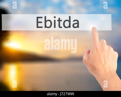 Ebitda - da mano, premendo un tasto su sfondo sfocato concetto . Business, tecnologia internet concetto. Stock Photo Foto Stock