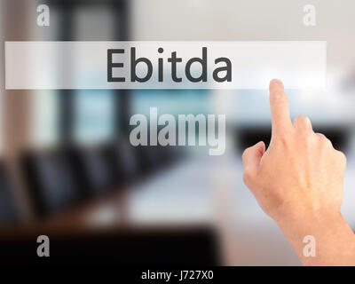 Ebitda - da mano, premendo un tasto su sfondo sfocato concetto . Business, tecnologia internet concetto. Stock Photo Foto Stock