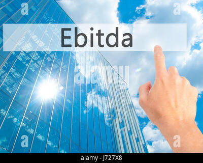 Ebitda - da mano, premendo un tasto su sfondo sfocato concetto . Business, tecnologia internet concetto. Stock Photo Foto Stock
